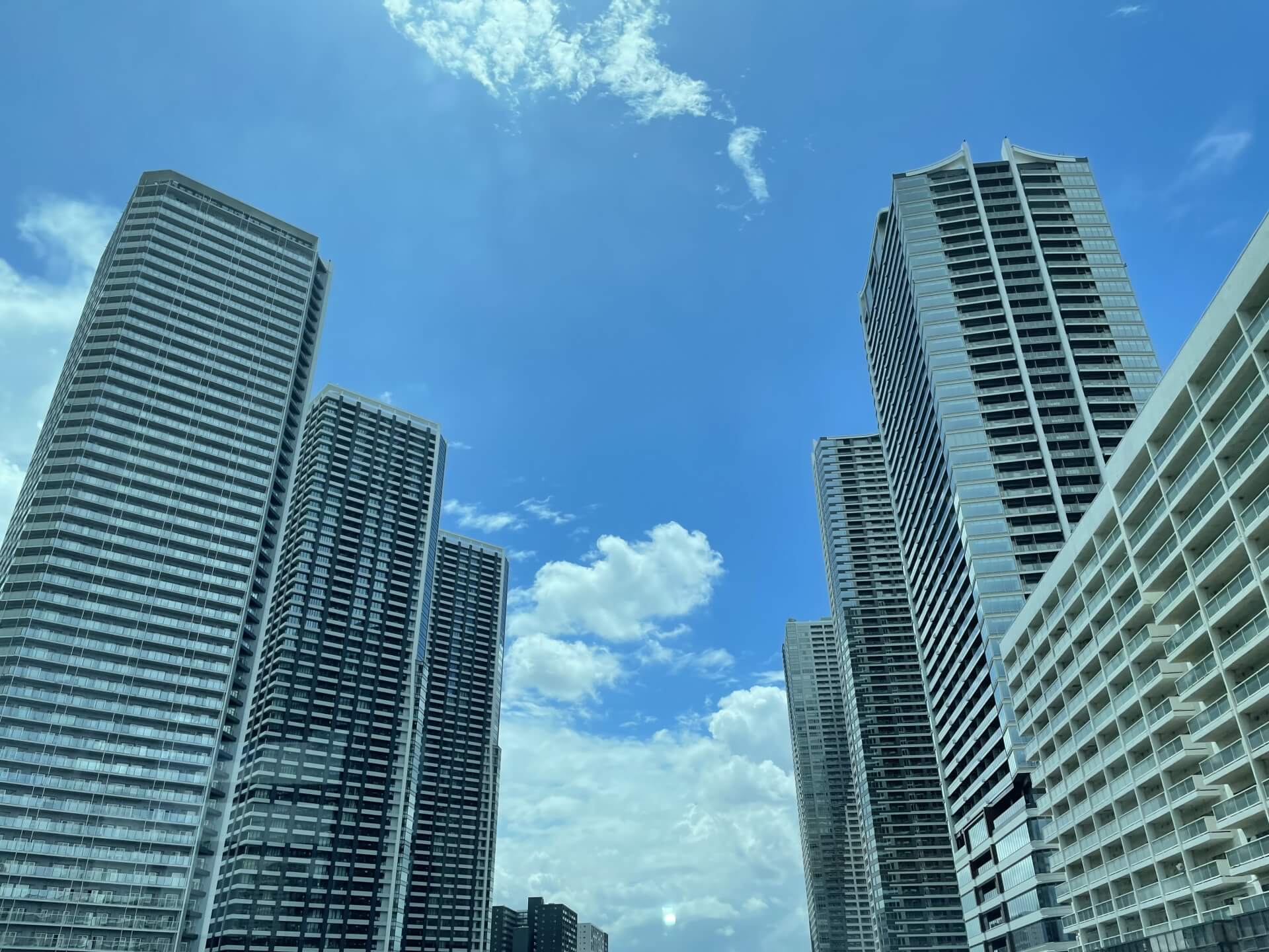 青空と数件のビル